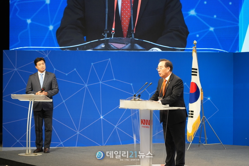 하윤수 교육감이 ‘교육공동체 회복 대토론회’를 진행하고 있는 모습./부산교육청 제공