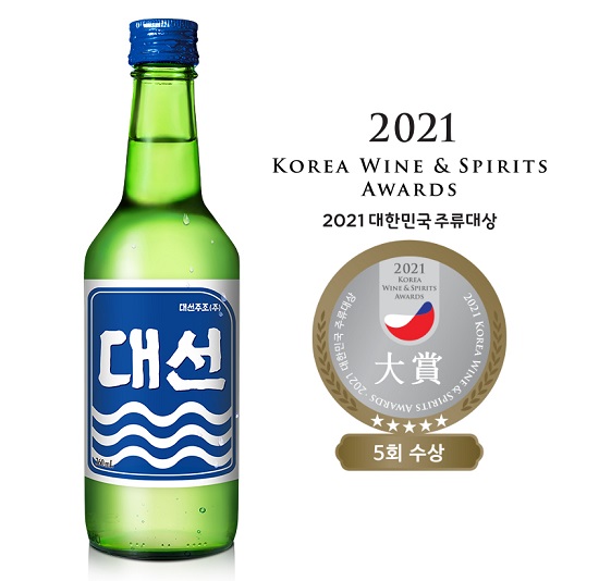 대선주조의 주력 제품 대선소주가 ‘2021 대한민국 주류대상’ 소주 17도 미만 부문에서 대상을 수상했다.(사진제공=대선주조) 대선주조의 주력 제품 대선소주가 ‘2021 대한민국 주류대상’ 소주 17도 미만 부문에서 대상을 수상했다.(사진제공=대선주조)