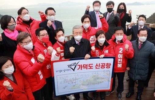 국민의힘 김종인 비상대책위원장과 부산 지역 국회의원, 부산시장 재보궐 선거 예비후보들이 1일 가덕도 대항전망대에서 기념촬영을 하고 있다. 국민의힘 김종인 비상대책위원장과 부산 지역 국회의원, 부산시장 재보궐 선거 예비후보들이 1일 가덕도 대항전망대에서 기념촬영을 하고 있다.