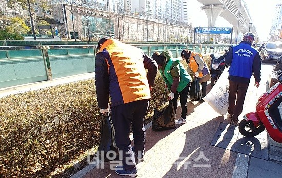 영선1동, 설 맞이 도시환경정비 실시 사진 (제공=영도구청) 영선1동, 설 맞이 도시환경정비 실시 사진 (제공=영도구청)