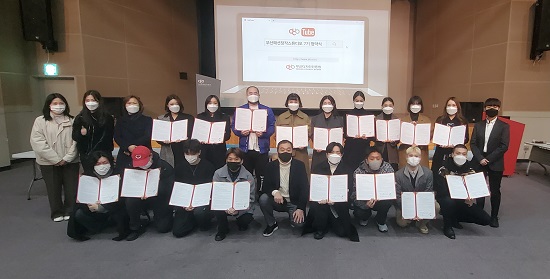 부산패션창작스튜디오 지원 사업 협약 기념촬영 모습.(제공=부산디자인진흥원) 부산패션창작스튜디오 지원 사업 협약 기념촬영 모습.(제공=부산디자인진흥원)