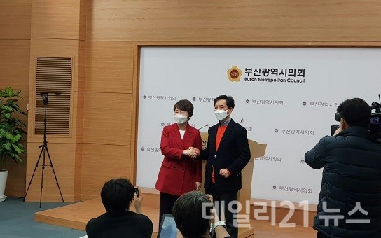 이언주 국민의힘 부산시장 예비후보가 22일 오전 11시 박민식 예비후보와 함께 후보 단일화 관련 입장을 공식 발표했다.(사진=박정우 기자) 이언주 국민의힘 부산시장 예비후보가 22일 오전 11시 박민식 예비후보와 함께 후보 단일화 관련 입장을 공식 발표했다.(사진=박정우 기자)