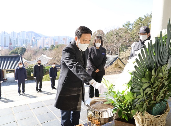 3일 신임 김재일 부산본부세관장이 충렬사를 찾아 헌향을 하고 있다.(사진제공=부산세관) 3일 신임 김재일 부산본부세관장이 충렬사를 찾아 헌향을 하고 있다.(사진제공=부산세관)