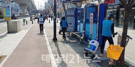 영선1동, 주민자율방역단 코로나19 긴급 방역 실시 사진 (제공=영도구청) 영선1동, 주민자율방역단 코로나19 긴급 방역 실시 사진 (제공=영도구청)
