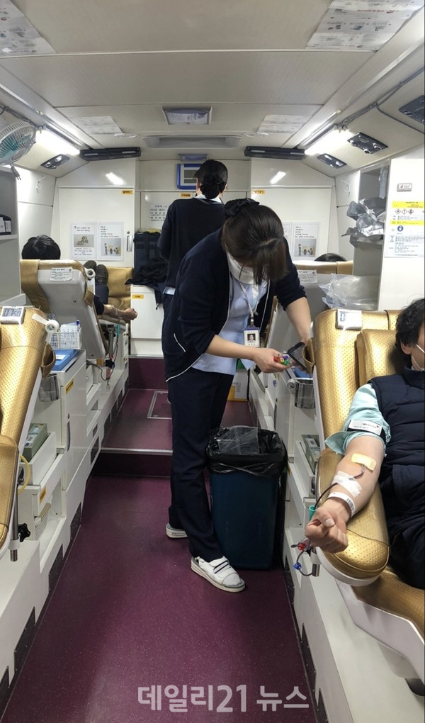 부산역 광장에 설치한 이동헌혈차량에서 헌혈을 하는 모습 (제공 = 한국철도 부산경남본부) 부산역 광장에 설치한 이동헌혈차량에서 헌혈을 하는 모습 (제공 = 한국철도 부산경남본부)