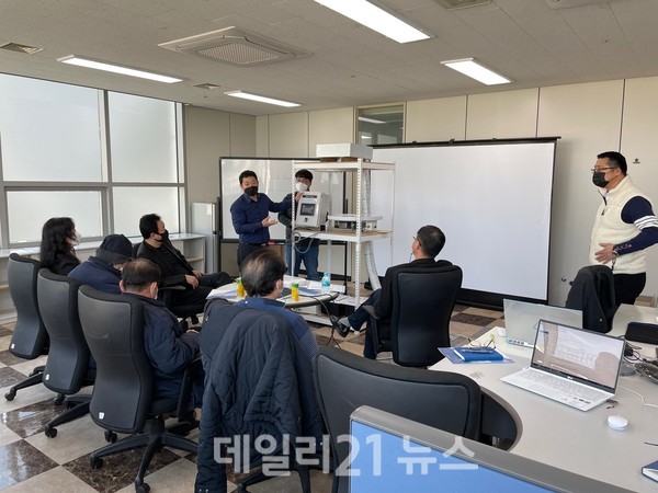 선주사들을 대상으로 사업설명회를 개최해 제품을 시연 중인 모습 (제공 = 한국해양대) 선주사들을 대상으로 사업설명회를 개최해 제품을 시연 중인 모습 (제공 = 한국해양대)