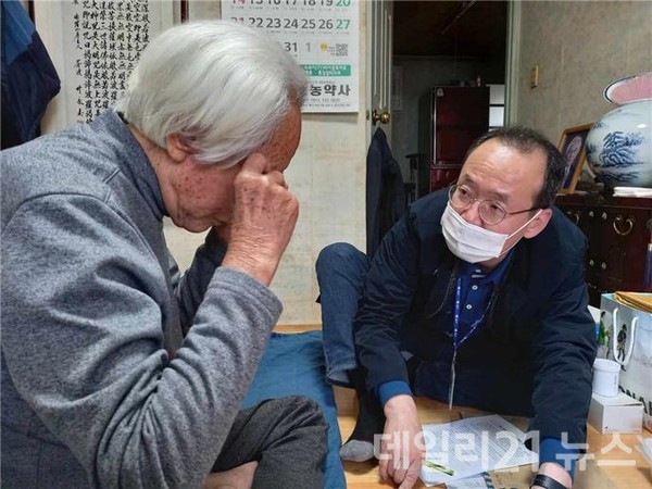덕천2동, ‘고독사 예방’ 위한 전수조사를 실시하기 위해 방문한 모습 (제공 = 북구청) 덕천2동, ‘고독사 예방’ 위한 전수조사를 실시하기 위해 방문한 모습 (제공 = 북구청)