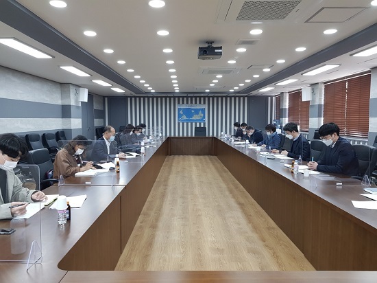 부산항 미세먼지 저감을 위한 관계기관 회의 모습.(사진제공=부산해수청) 부산항 미세먼지 저감을 위한 관계기관 회의 모습.(사진제공=부산해수청)