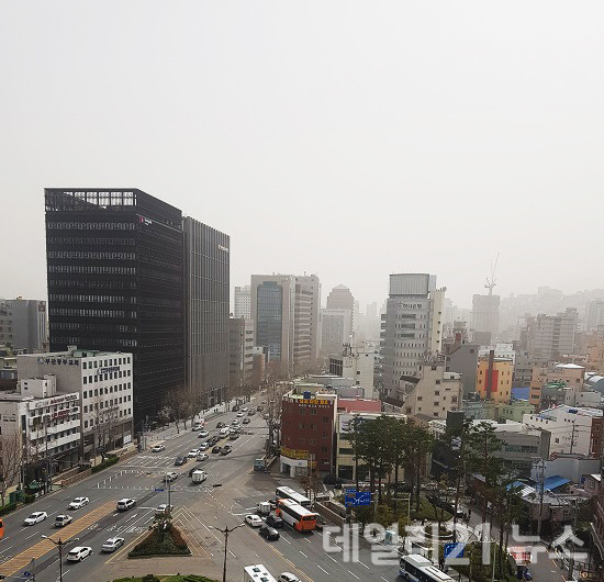 부산시가 오늘(29일) 12시 기준, 부산 전역에 미세먼지(PM-10) 경보를 발령했다.(오후 2시 초량 정발장군 앞에서 바라본 시가지/촬영 박정우 기자) 부산시가 오늘(29일) 12시 기준, 부산 전역에 미세먼지(PM-10) 경보를 발령했다.(오후 2시 초량 정발장군 앞에서 바라본 시가지/촬영 박정우 기자)