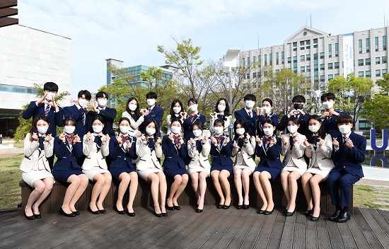 ‘부경대학교 학생 홍보단’ 학생들이 대연캠퍼스 한어울터에서 기념촬영하고 있다.(사진제공=부경대) ‘부경대학교 학생 홍보단’ 학생들이 대연캠퍼스 한어울터에서 기념촬영하고 있다.(사진제공=부경대)