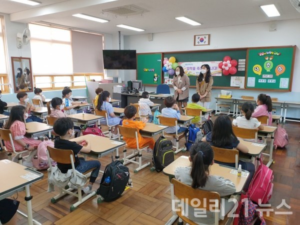 다깨침 서포터가 담임교사의 정규 수업활동을 도와주고 있는 모습 (제공 = 부산교육청) 다깨침 서포터가 담임교사의 정규 수업활동을 도와주고 있는 모습 (제공 = 부산교육청)