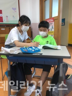 다깨침 서포터가 학생의 학습을 도와주고 있는 모습 (제공 = 부산교육청) 다깨침 서포터가 학생의 학습을 도와주고 있는 모습 (제공 = 부산교육청)