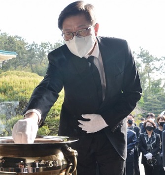 제38대 부산광역시장으로 당선된 박형준 시장이 8일 오전 충렬사를 찾아 성역 참배를 하고 있다.(사진제공=부산시) 제38대 부산광역시장으로 당선된 박형준 시장이 8일 오전 충렬사를 찾아 성역 참배를 하고 있다.(사진제공=부산시)