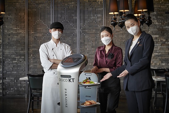 파라다이스호텔 부산, 닉스그릴 ‘AI 서빙로봇’ 서비스.(사진제공=파라다이스호텔 부산) 파라다이스호텔 부산, 닉스그릴 ‘AI 서빙로봇’ 서비스.(사진제공=파라다이스호텔 부산)