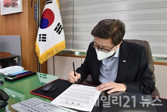 15일 박형준 부산시장이 일본 정부에 오염수 해양 방류를 철회할 것을 요구하는 성명서에 직접 서명하고 있다.(사진제공=부산시) 15일 박형준 부산시장이 일본 정부에 오염수 해양 방류를 철회할 것을 요구하는 성명서에 직접 서명하고 있다.(사진제공=부산시)