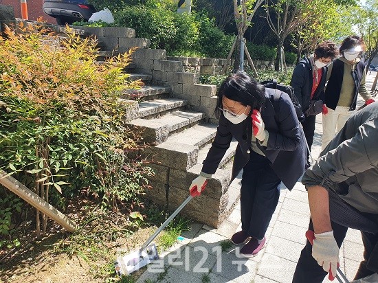 영선2동 통장협의회, 관내 환경정비 실시 사진 (제공=영도구청) 영선2동 통장협의회, 관내 환경정비 실시 사진 (제공=영도구청)