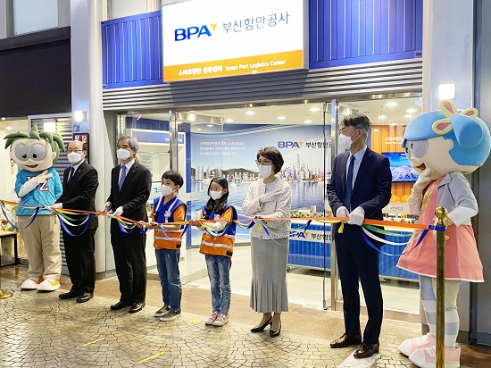 왼쪽부터, BPA 강부원 부사장, BPA 남기찬 사장, 체험 어린이, 키자니아 코리아 최성금 대표, 부산MBC 구자중 대표.(사진제공=부산항만공사) 왼쪽부터, BPA 강부원 부사장, BPA 남기찬 사장, 체험 어린이, 키자니아 코리아 최성금 대표, 부산MBC 구자중 대표.(사진제공=부산항만공사)