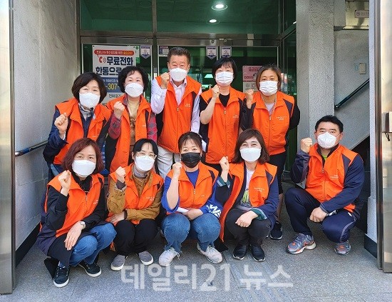 감만2동 요정들, 코로나19 취약 독거어르신 안부지킴이로 나서! 사진 (제공=남구청) 감만2동 요정들, 코로나19 취약 독거어르신 안부지킴이로 나서! 사진 (제공=남구청)