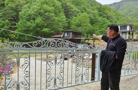 양산환경운동연합 이복식 대장이 설치된 농막들의 불법사항을 지적하고 있다.(사진제공=양산뉴스파크) ▲양산환경운동연합 이복식 대장이 설치된 농막들의 불법사항을 지적하고 있다.(사진제공=양산뉴스파크)
