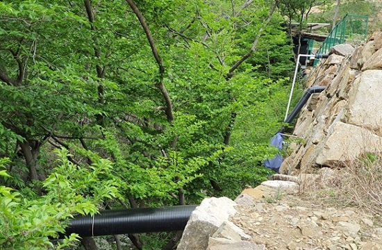 농막들이 하천계곡으로 설치한 오폐수 배수시설 모습.(사진제공=양산뉴스파크) ▲농막들이 하천계곡으로 설치한 오폐수 배수시설 모습.(사진제공=양산뉴스파크)