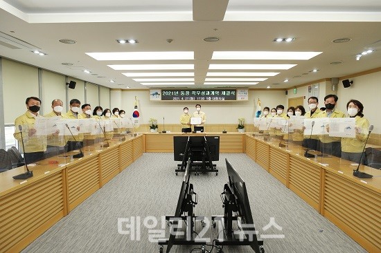 2021년도 동장 직무성과계약 체결 사진 (제공=남구청) 2021년도 동장 직무성과계약 체결 사진 (제공=남구청)
