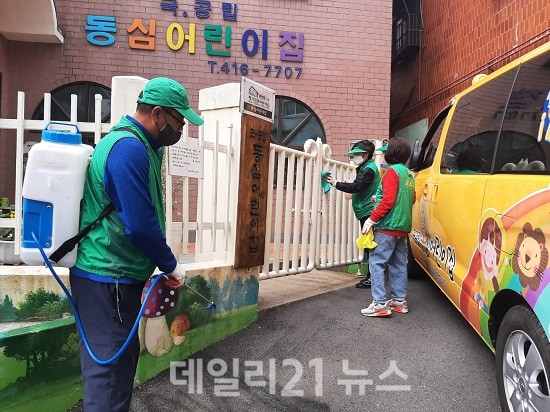 청학2동 새마을단체, 코로나19 집중 방역소독 실시 사진 (제공=영도구청) 청학2동 새마을단체, 코로나19 집중 방역소독 실시 사진 (제공=영도구청)