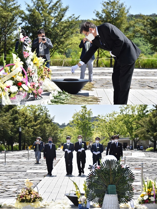 박형준 부산시장이 9일 오후 2시20분께 경남 김해시 진영읍 봉하마을을 방문해 고 노무현 전 대통령의 묘역을 참배했다.(사진제공=부산시) 박형준 부산시장이 9일 오후 2시20분께 경남 김해시 진영읍 봉하마을을 방문해 고 노무현 전 대통령의 묘역을 참배했다.(사진제공=부산시)