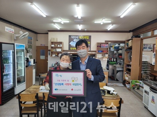 동삼2동 덕이네 돼지국밥, ‘건강듬뿍 사랑의 국밥한끼’포장국밥 나눔 사진 (제공=영도구청) 동삼2동 덕이네 돼지국밥, ‘건강듬뿍 사랑의 국밥한끼’포장국밥 나눔 사진 (제공=영도구청)