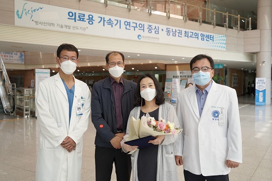 대장항문외과 한언철과장(주치의), 선호범(환우,남편) 이선희(최우수상 수상자, 아내), 박상일 동남권원자력의학원장.(사진제공=동남권원자력의학원) 대장항문외과 한언철과장(주치의), 선호범(환우,남편) 이선희(최우수상 수상자, 아내), 박상일 동남권원자력의학원장.(사진제공=동남권원자력의학원)