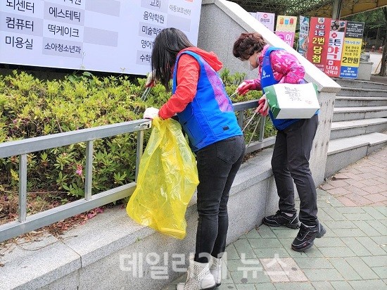 화명1동 바르게살기위원회, 플로깅 데이 행사 실시 사진 (제공=북구청) 화명1동 바르게살기위원회, 플로깅 데이 행사 실시 사진 (제공=북구청)