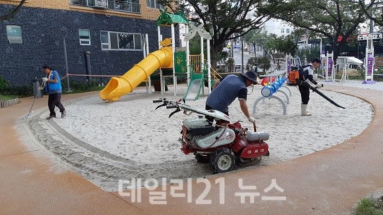 ‘아동친화도시’ 올해도 어린이놀이시설 소독 앞장 사진 (제공=금정구청) ‘아동친화도시’ 올해도 어린이놀이시설 소독 앞장 사진 (제공=금정구청)