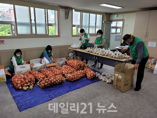 영선2동 새마을 가정의 달 맞이 어르신 농산물꾸러미 전달 사진 (제공=영도구청) 영선2동 새마을 가정의 달 맞이 어르신 농산물꾸러미 전달 사진 (제공=영도구청)