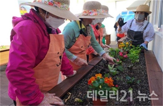 ‘맞춤형 텃밭 프로그램’ 운영 모습.(출처=부산시 농업기술센터) ‘맞춤형 텃밭 프로그램’ 운영 모습.(출처=부산시 농업기술센터)