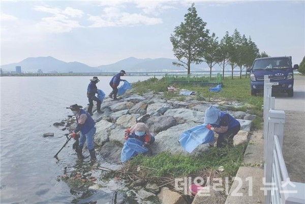 낙동강 하구일원 해양쓰레기 수거 모습.(출처=부산시) 낙동강 하구일원 해양쓰레기 수거 모습.(출처=부산시)