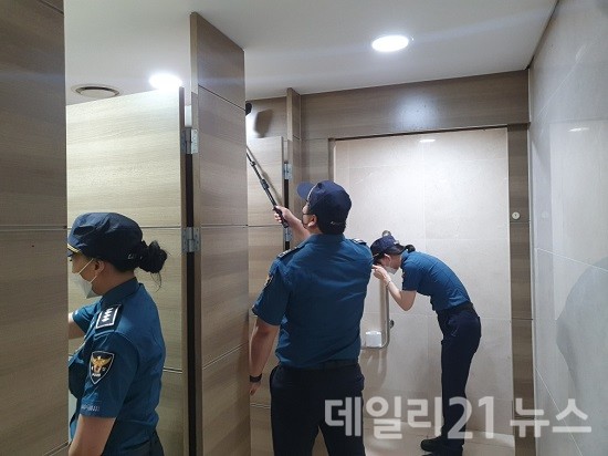해운대 해수욕장 인근 숙박시설 內 공중화장실 점검 장면.(사진제공=부산경찰) 해운대 해수욕장 인근 숙박시설 內 공중화장실 점검 장면.(사진제공=부산경찰)