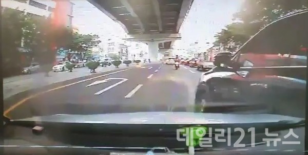 교통법규 위반차량을 골라 고의로 충격, 교통사고를 유발하는 현장.(제공=부산경찰청) 교통법규 위반차량 등을 골라 고의로 충격하는 교통사고 현장.(제공=부산경찰청)