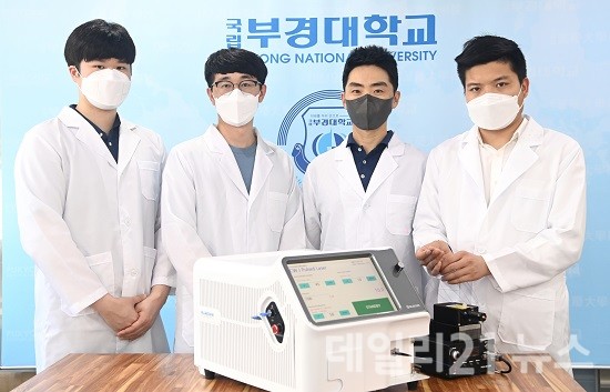 트루옹 반 지아(맨 오른쪽), 강현욱 지도교수(오른쪽 두 번째)와 연구원들.(사진제공=부경대) 트루옹 반 지아(맨 오른쪽), 강현욱 지도교수(오른쪽 두 번째)와 연구원들.(사진제공=부경대)