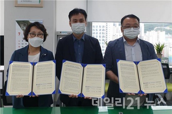 지난 7월 23일 부산시 ‘베이비 샤크 넥스트 유니콘 IP 펀드' 3자 협약 모습.(출처=부산시) 지난 7월 23일 부산시 ‘베이비 샤크 넥스트 유니콘 IP 펀드' 3자 협약 모습.(출처=부산시)