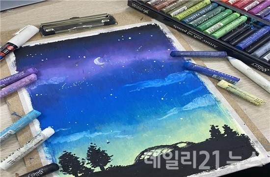 복천박물관 '오일파스텔로 그리는 나의 박물관' 진행 사진.(사진제공=복천박물관) 복천박물관 '오일파스텔로 그리는 나의 박물관' 진행 사진.(사진제공=복천박물관)
