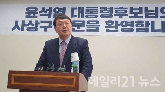 국민의힘 대선 경선후보인 윤석열 전총장이 부산 사상구당협 사무실에서 지지자들을 향해 대장동 개발 의혹과 관련해 민주당을 맹공했다.(사진=박정우 기자) 국민의힘 대선 경선후보인 윤석열 전총장이 부산 사상구당협 사무실에서 지지자들을 향해 대장동 개발 의혹과 관련해 민주당을 맹공했다.(사진=박정우 기자)