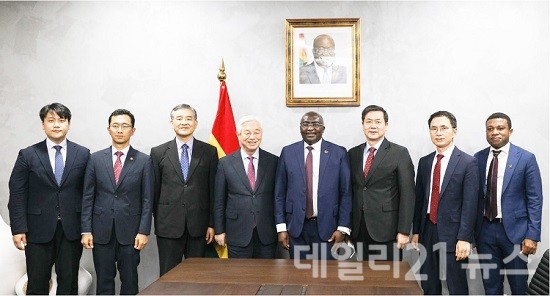 박옥수 목사가 현지시간 11월 4일, 가나 아크라에 위치한 대통령궁에서 마하무두 바우미아부통령과 만나 청소년 마인드교육 추진 방안을 두고 논의했다.(사진은 기념촬영 모습) 박옥수 목사가 현지시간 11월 4일, 가나 아크라에 위치한 대통령궁에서 마하무두 바우미아부통령과 만나 청소년 마인드교육 추진 방안을 두고 논의했다.(사진은 기념촬영 모습)