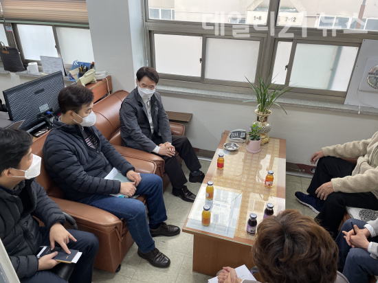 다대5지구 임대주택 내외부를 점검 한 후 입주민 대표, 관리사무소 및 복지관 직원들과 만나 간담회를 가지고 있는 모습. (제공=부산도시공사) 다대5지구 임대주택 내외부를 점검 한 후 입주민 대표, 관리사무소 및 복지관 직원들과 만나 간담회를 가지고 있는 모습. (제공=부산도시공사)