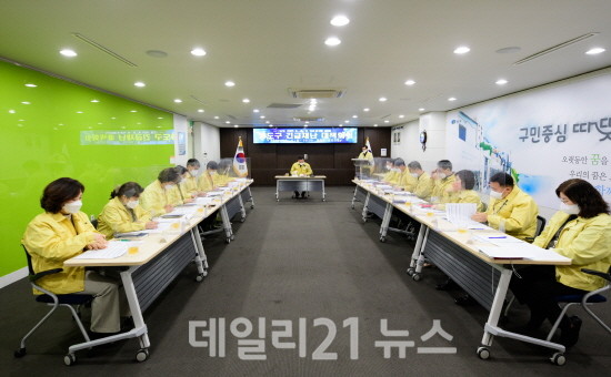 영도구 재난안전대책본부가 구청 대회의실에서 코로나19 긴급대책 회의를 진행하고 있는 모습. (제공=영도구청) 영도구 재난안전대책본부가 구청 대회의실에서 코로나19 긴급대책 회의를 진행하고 있는 모습. (제공=영도구청)