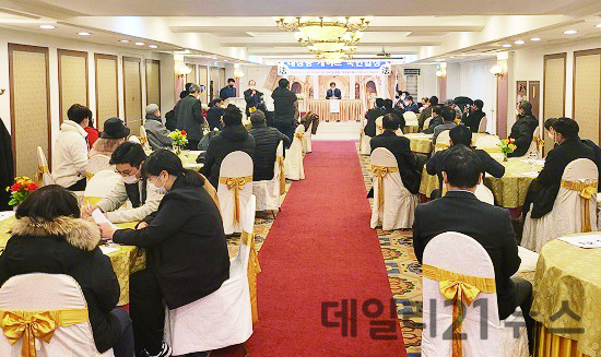 장기표 상임대표가 재판 개정에 앞서 축사를 하고 있다.(사진제공=대장동 부채수익환수 국민운동부산본부) 장기표 상임대표가 재판 개정에 앞서 축사를 하고 있다.(사진제공=대장동 부채수익환수 국민운동부산본부)