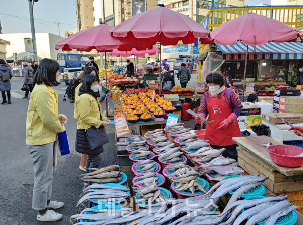 ▴부산시가 수산물 원산지 표시 단속을 하고 있다./사진=부산시 ▴부산시가 수산물 원산지 표시 단속을 하고 있다./사진=부산시