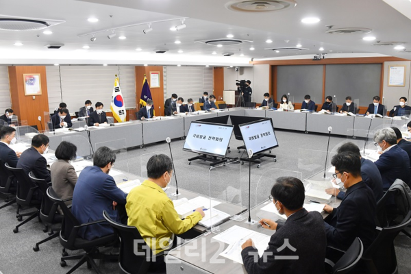 부산시는 이병진 행정부시장 주재로 ‘2023년 국비 발굴 전략회의’를 열어 실·국별 대응방안을 논의했다./사진=부산시 부산시는 이병진 행정부시장 주재로 ‘2023년 국비 발굴 전략회의’를 열어 실·국별 대응방안을 논의했다./사진=부산시