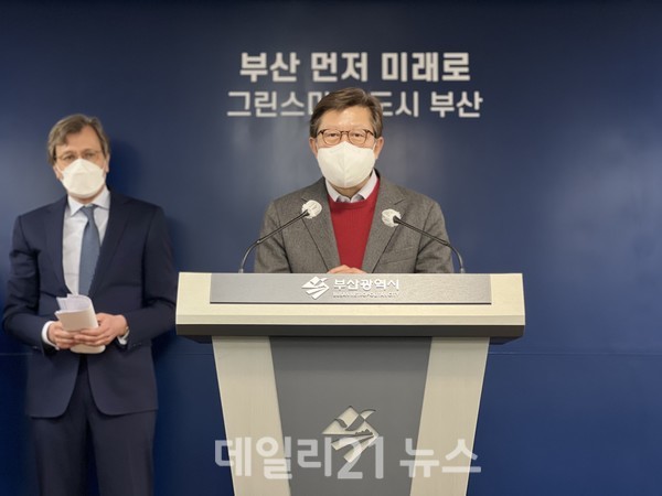 부산시는 시청에서 유한회사 아이피투오퍼레이션즈 홀딩, 유한회사 아이피투엔터테인먼트코리아 홀딩와 ‘글로벌 IP 기반 레저클러스터 개발을 위한 합의각서’를 체결했다./사진=김제규 기자 부산시는 시청에서 유한회사 아이피투오퍼레이션즈 홀딩, 유한회사 아이피투엔터테인먼트코리아 홀딩와 ‘글로벌 IP 기반 레저클러스터 개발을 위한 합의각서’를 체결했다./사진=김제규 기자
