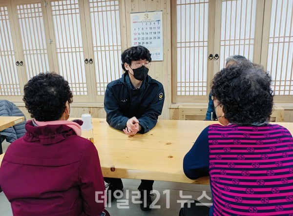 이용자들과 대화를 나누고 있는 이제안 사회복무요원(가운데)/사진=부산병무청 이용자들과 대화를 나누고 있는 이제안 사회복무요원(가운데)/사진=부산병무청