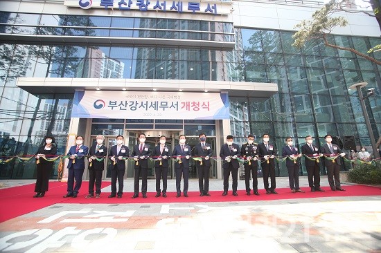 지난 22일 부산강서세무서 개청식에서 손유성 부산강서세무서장과 귀빈들이 테이프 커팅식에 참여하고 있다.(사진=부산지방국세청/ 왼쪽 세번째부터 주정섭 강서구의회의장, 노기태 강서구청장, 김도읍 국회의원, 노정석 부산지방국세청장, 손유승 부산강서세무서장) 지난 22일 부산강서세무서 개청식에서 손유성 부산강서세무서장과 귀빈들이 테이프 커팅식에 참여하고 있다.(사진=부산지방국세청/ 왼쪽 세번째부터 주정섭 강서구의회의장, 노기태 강서구청장, 김도읍 국회의원, 노정석 부산지방국세청장, 손유승 부산강서세무서장)