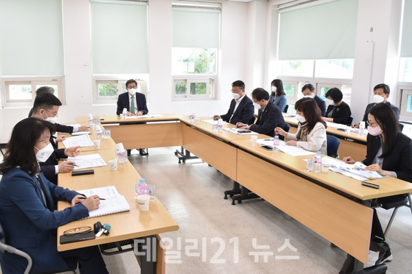 제10차 서부산 현장 전략회의를 하는 모습./사진=부산시 제10차 서부산 현장 전략회의를 하는 모습./사진=부산시
